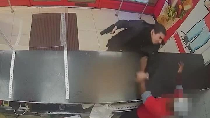 Nhân viên quán ăn bị chĩa súng dọa giết khi rót nhầm nước chấm