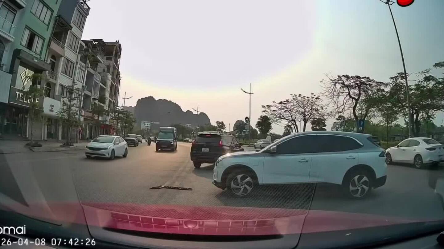 Quay đầu sau góc khuất, ôtô đâm văng xe khác