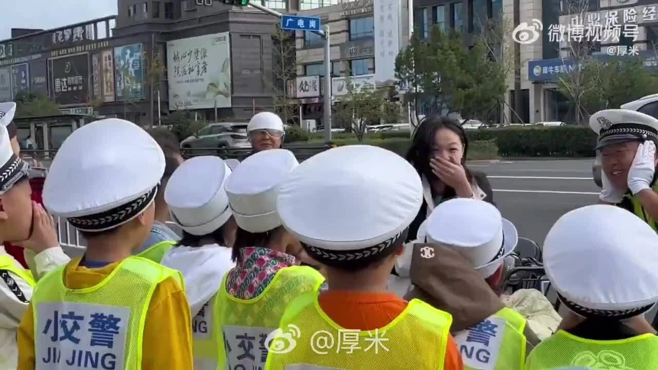 Cô gái xấu hổ vì được học sinh nhắc đội mũ bảo hiểm