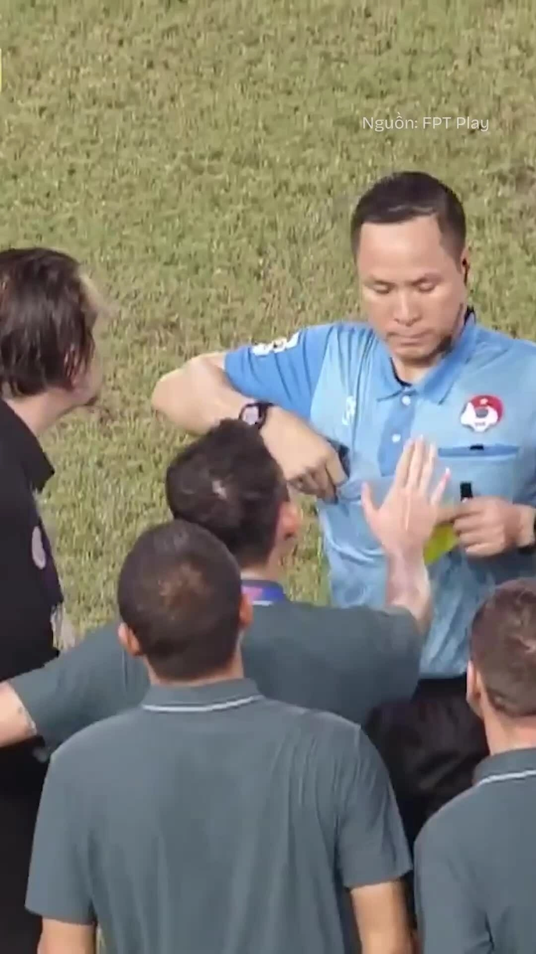 Khoảnh khắc HLV Popov nổi giận lao vào trọng tài, ném bảng tên Khoảnh khắc HLV Popov nổi giận lao vào trọng tài, ném bảng tên