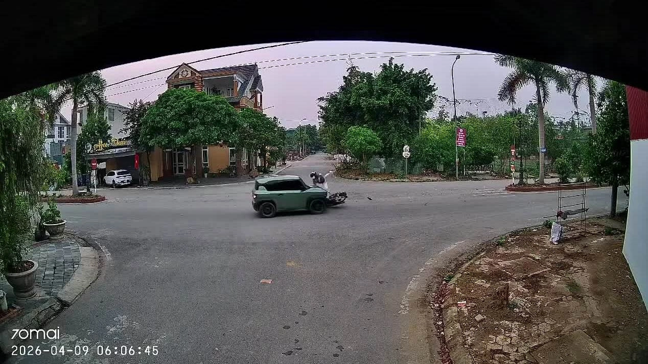 Ôtô đâm bay xe máy tại ngã tư không người