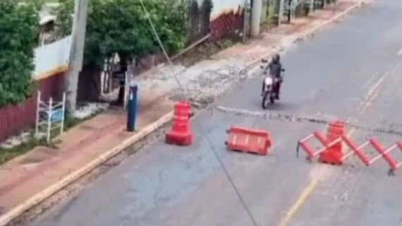 Người đi xe máy tử vong vì len vào đường bị chặn