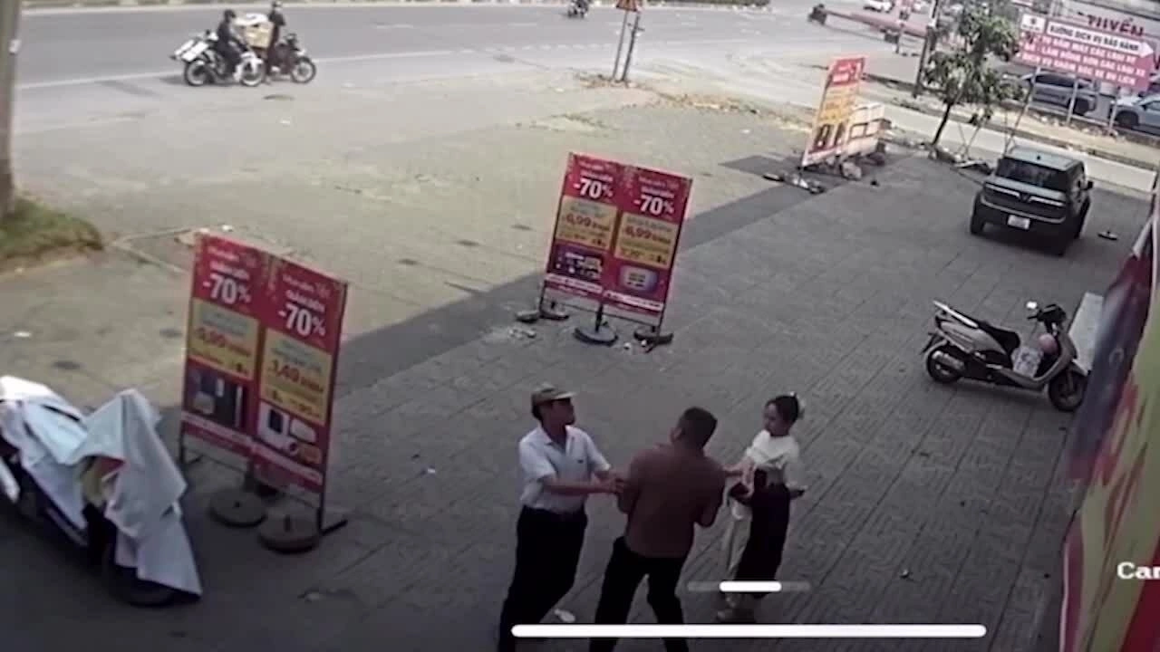 Tài xế taxi cầm gạch đánh hành khách