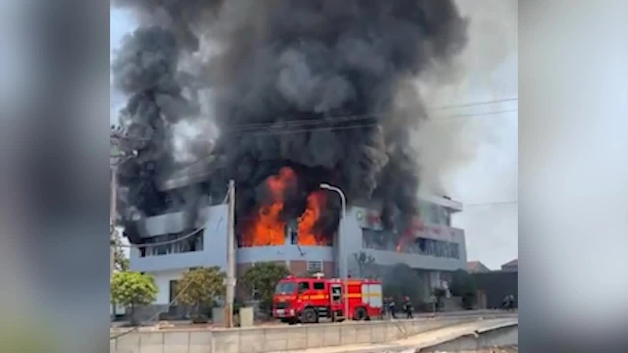 Công ty gỗ ở Hà Tĩnh cháy lớn