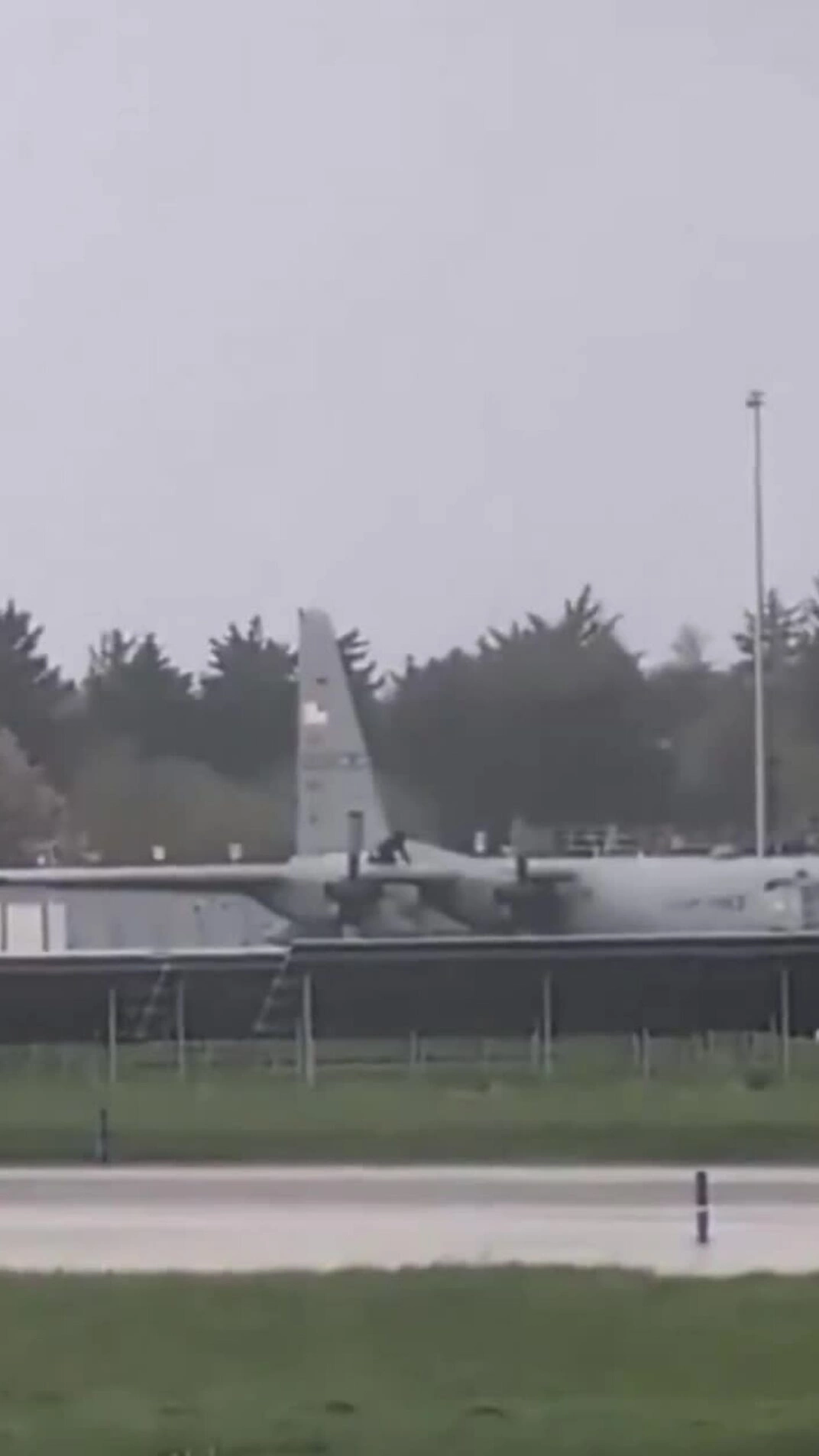 Đột nhập sân bay, chém hỏng vận tải cơ 75 triệu USD của Mỹ