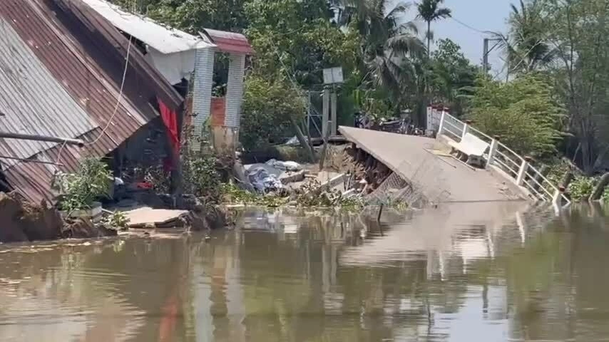 Sạt lở cắt đôi đường, ảnh hưởng 1.000 hộ dân miền Tây