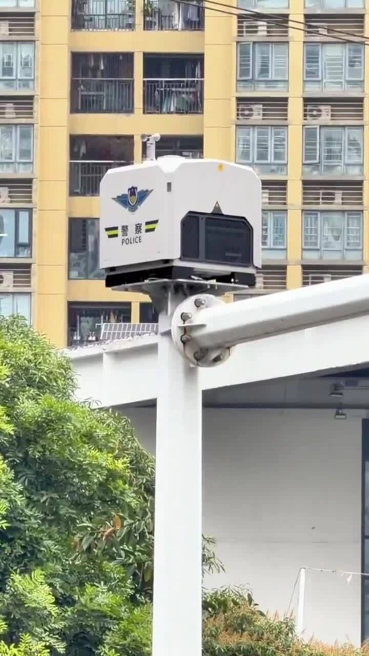 Cảnh sát giao thông dùng drone đi tuần trong phố