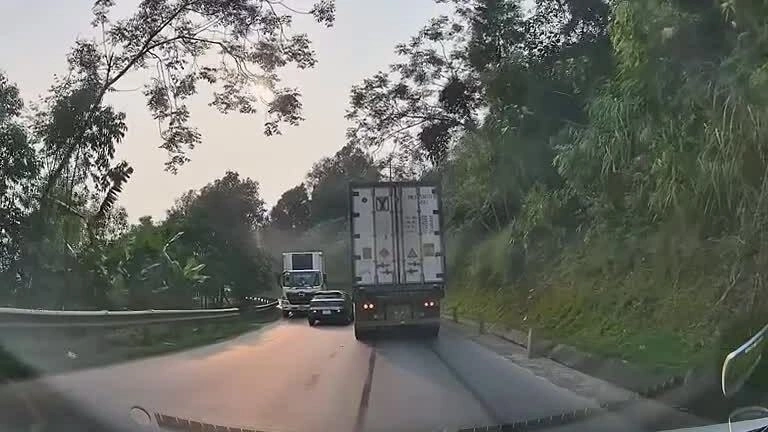 Xe con vượt ẩu ở khúc cua, tự đưa đầu vào 'cửa tử'