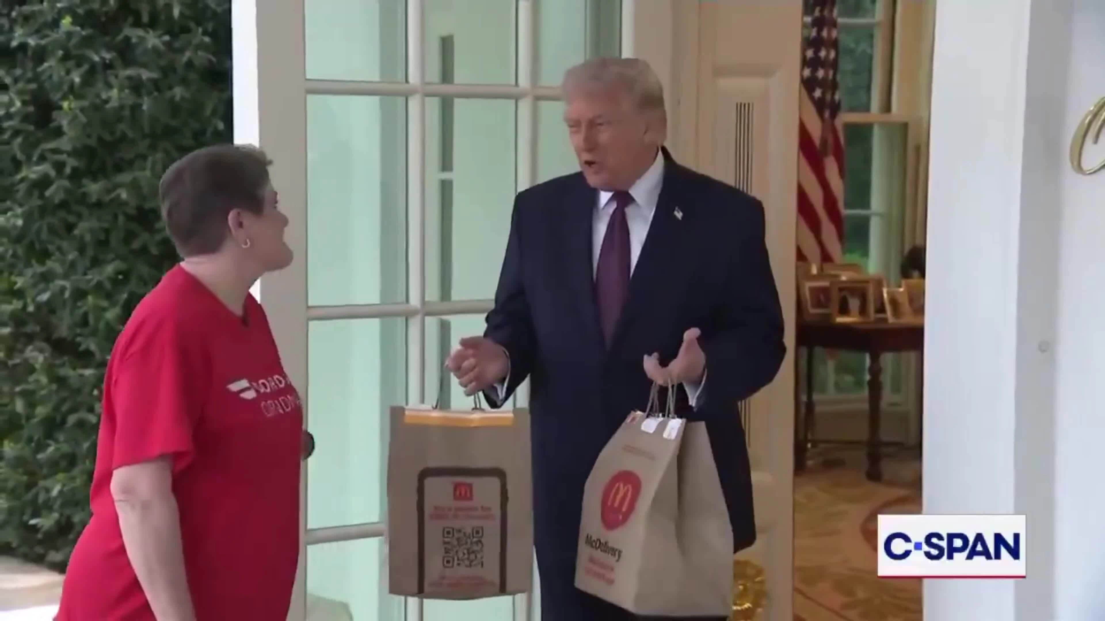 Ông Trump đặt giao hàng đến Nhà Trắng, boa tiền cho nhân viên