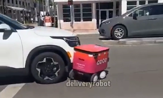 Xe giao hàng tự động và những tai nạn 'dở khóc dở cười'