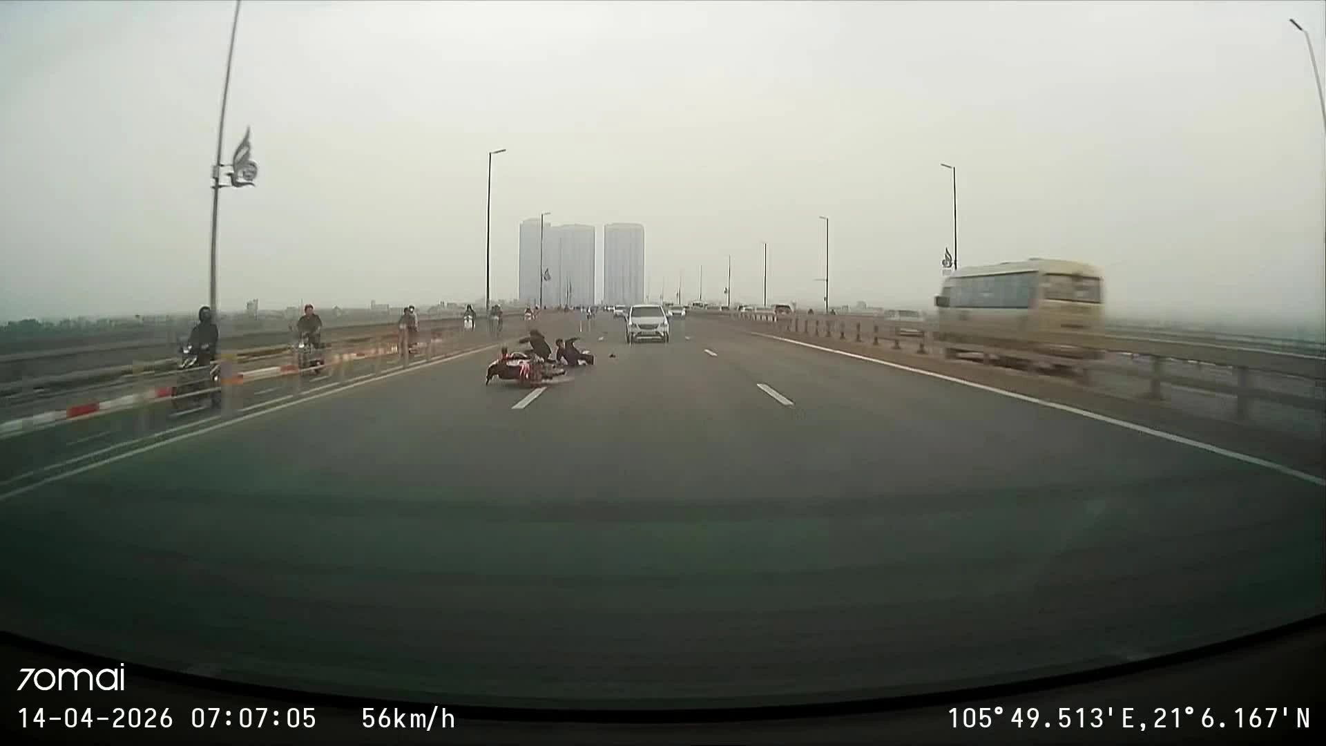 Xe máy chở ba người ngã sõng xoài ở làn đường dành cho ôtô