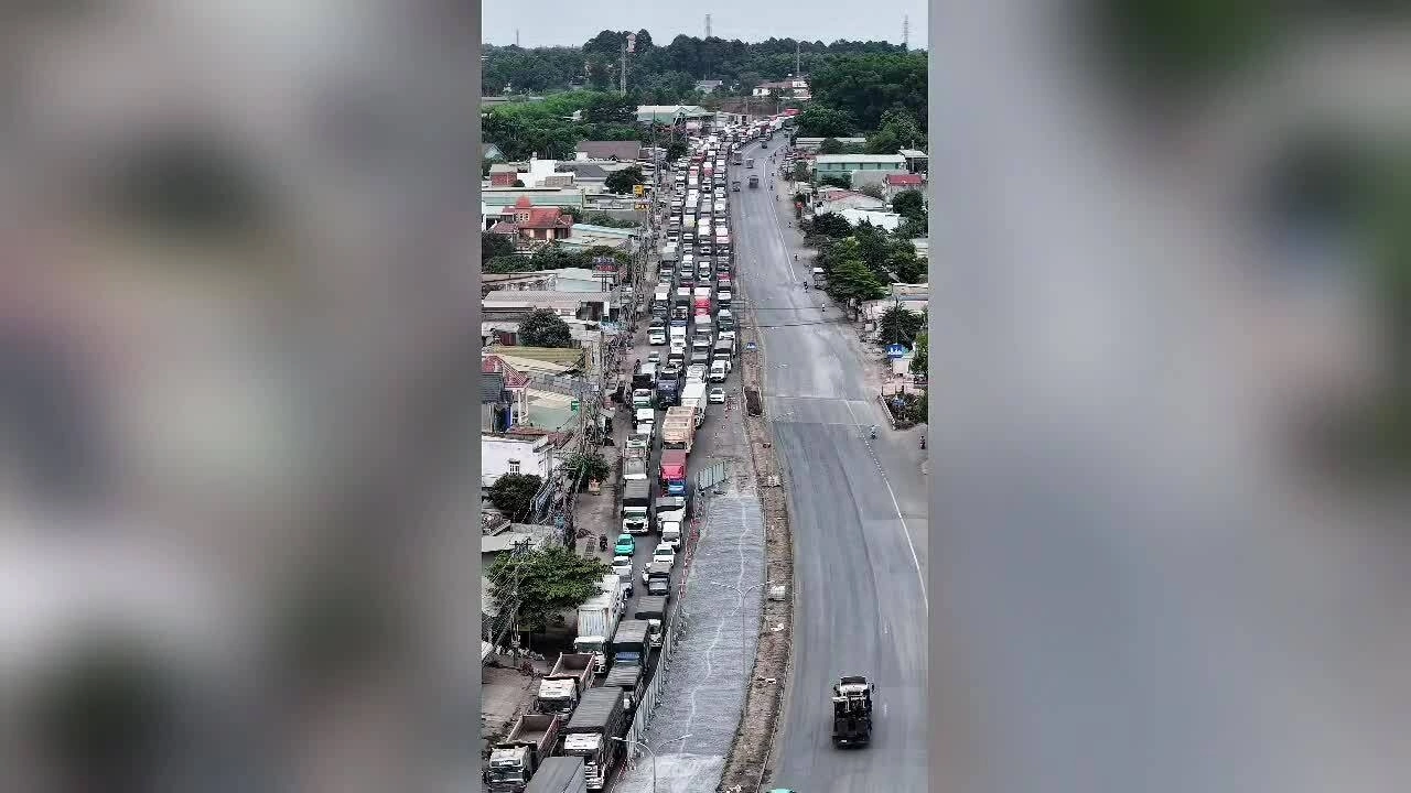 Quốc lộ 51 kẹt cứng 5 km vì rào chắn sửa đường