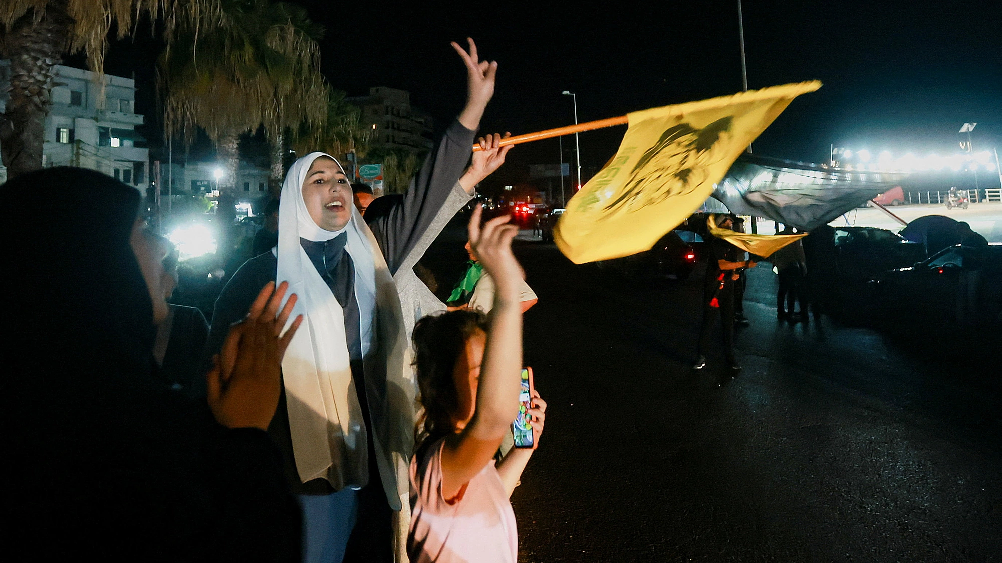 Người dân Lebanon đổ ra đường ăn mừng thỏa thuận ngừng bắn