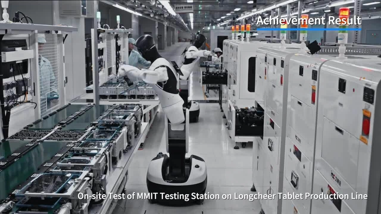 Robot hình người lần đầu lắp ráp tablet trong nhà máy