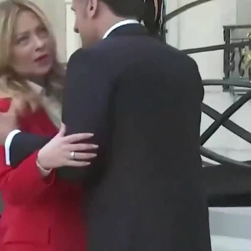 Khoảnh khắc ôm hôn chào hỏi giữa lãnh đạo Pháp - Italy gây chú ý