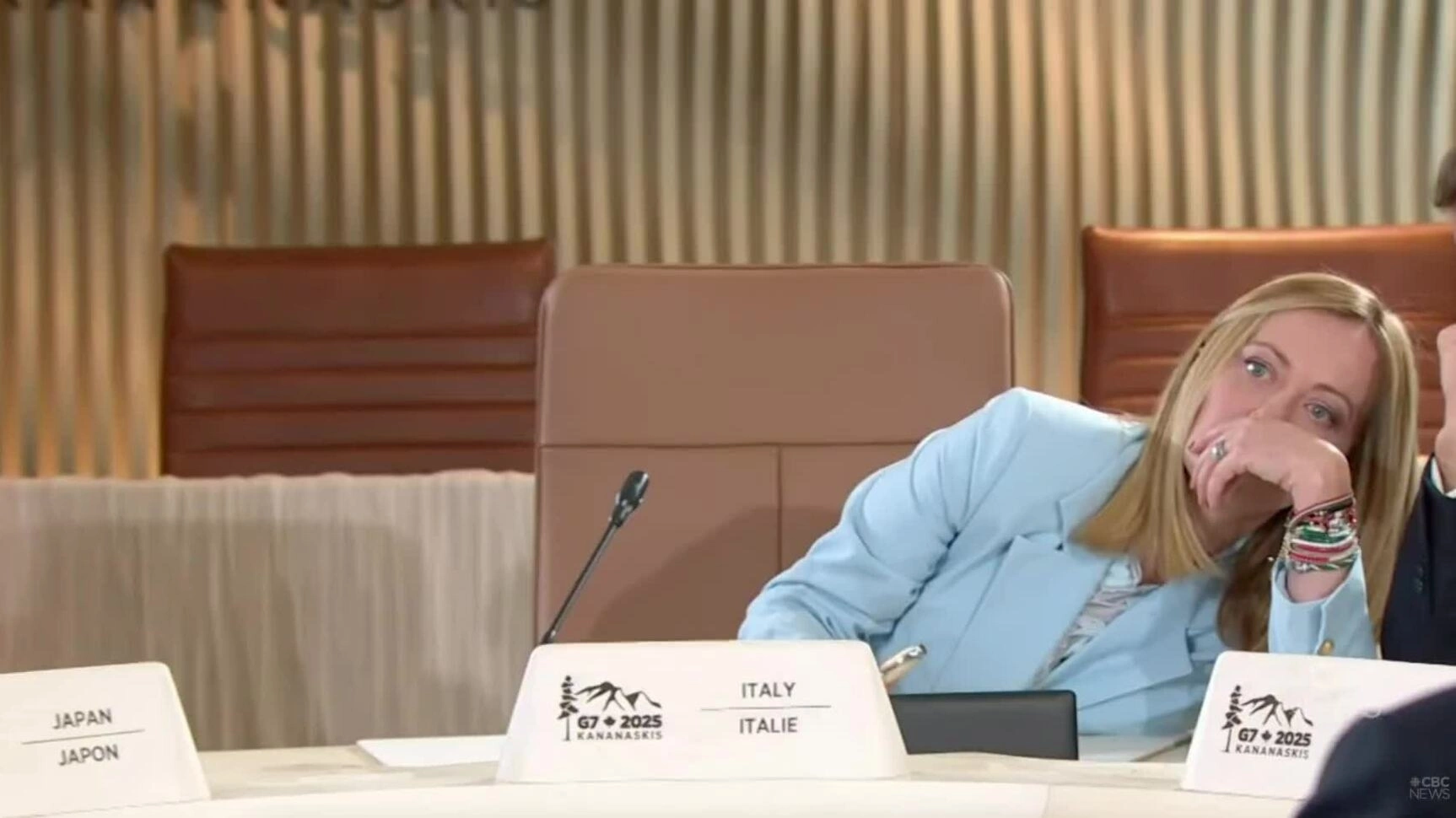 Tổng thống Pháp gây chú ý với khoảnh khắc ôm Thủ tướng Italy