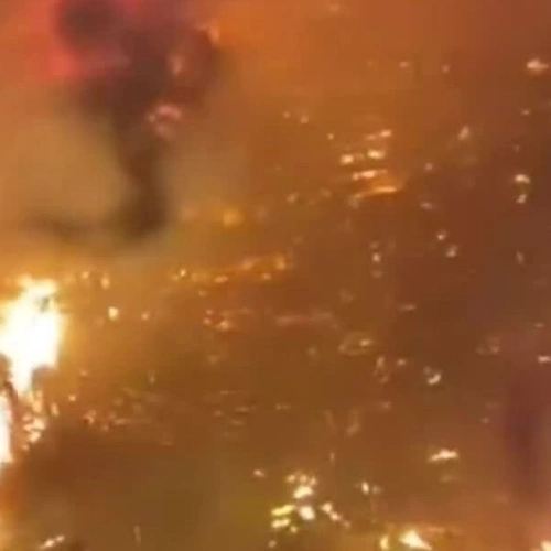 Cháy làng ven biển, 1.000 ngôi nhà bị thiêu rụi