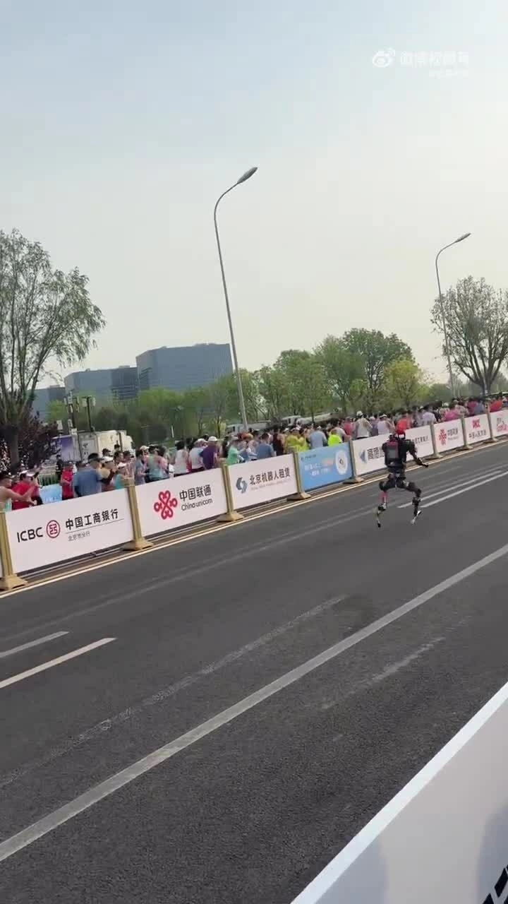 Robot hình người Trung Quốc vượt kỷ lục nhà vô địch marathon Robot hình người Trung Quốc vượt kỷ lục nhà vô địch marathon