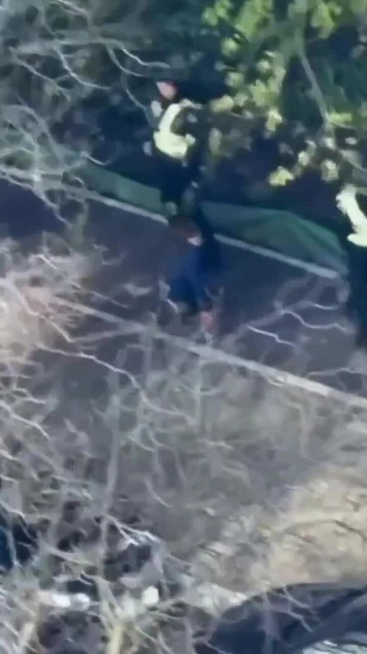 Hai cảnh sát Ukraine bỏ chạy khỏi hiện trường xả súng