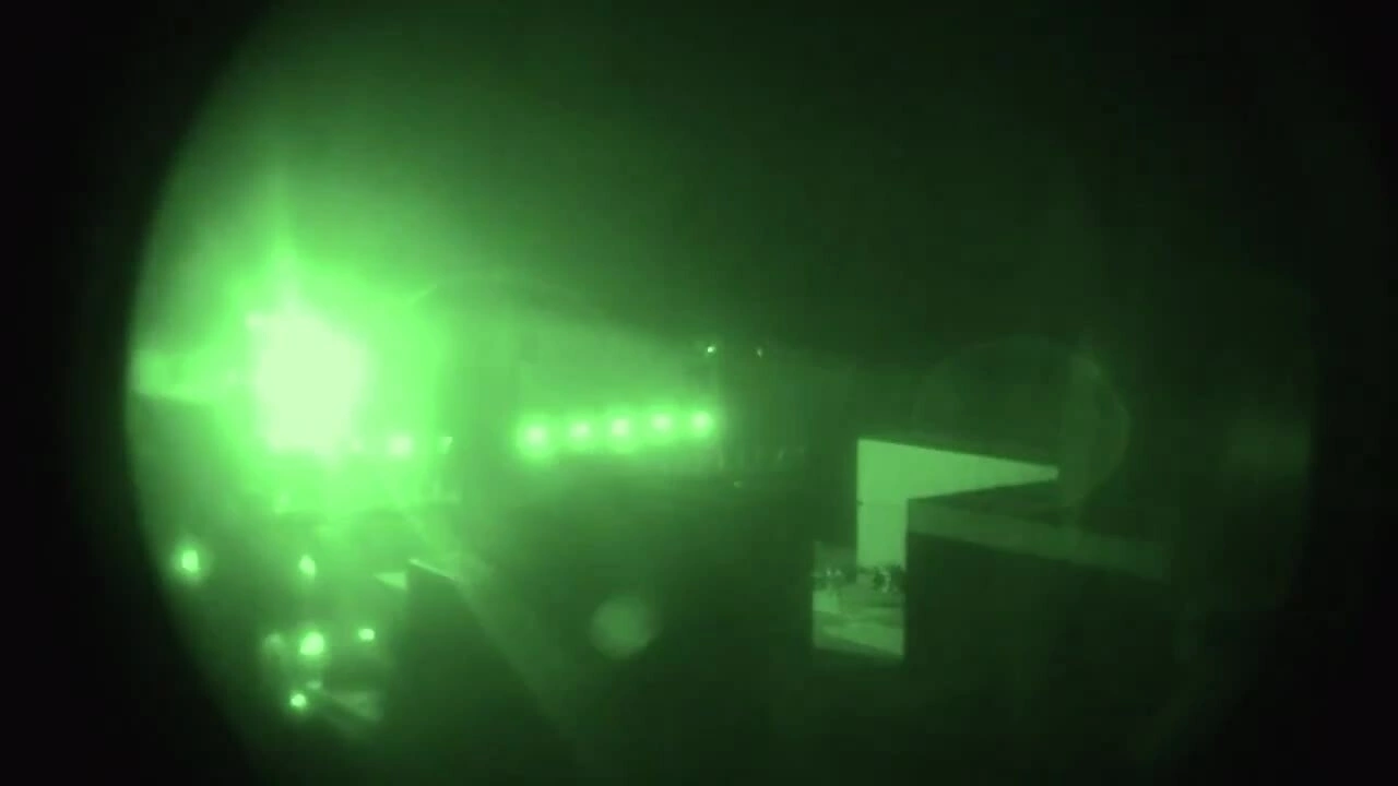 Giây phút lính Mỹ đổ bộ, bắt giữ tàu hàng Iran