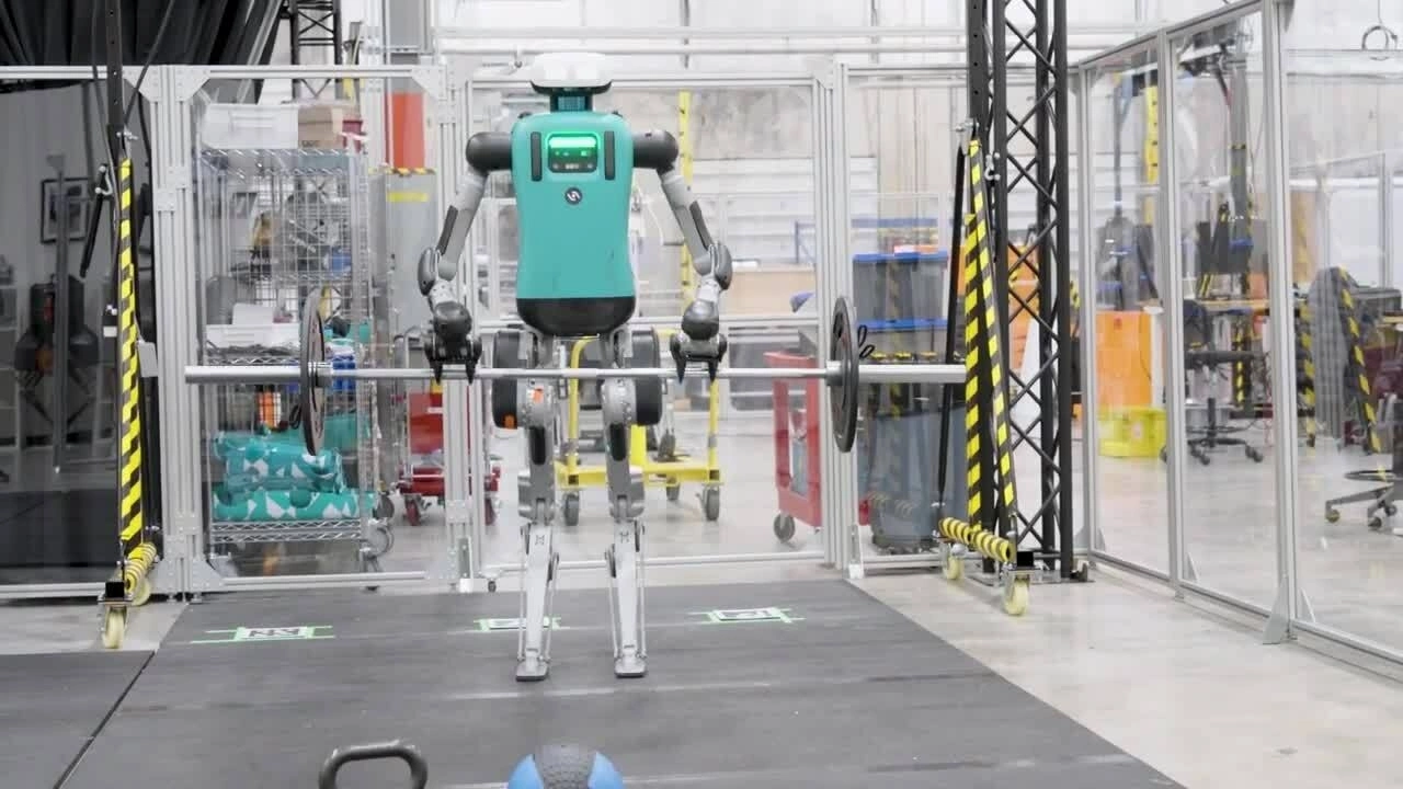 Robot hình người Mỹ nâng tạ 29 kg