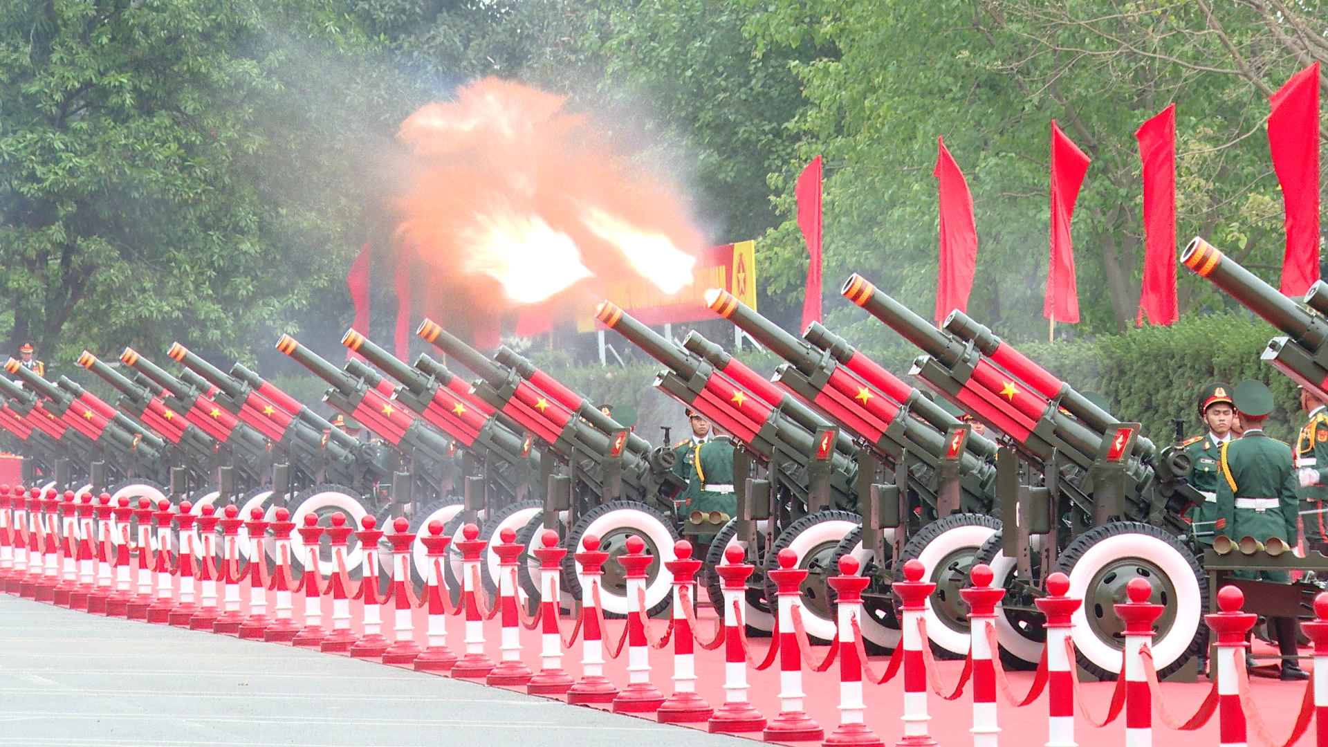 Loạt đại bác chào đón Tồng thống Hàn Quốc thăm Việt Nam