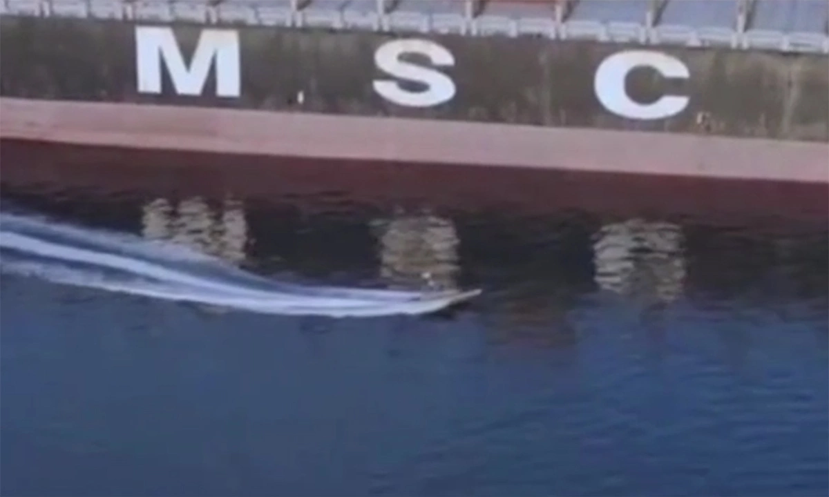 Khoảnh khắc lính Iran đổ bộ, bắt tàu hàng trên eo biển Hormuz