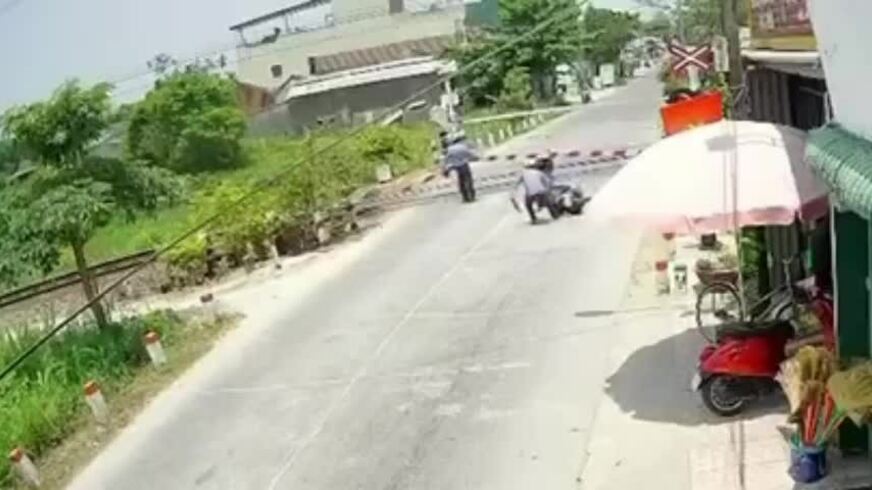 Lái xe máy tông gãy gác chắn trong cơn say