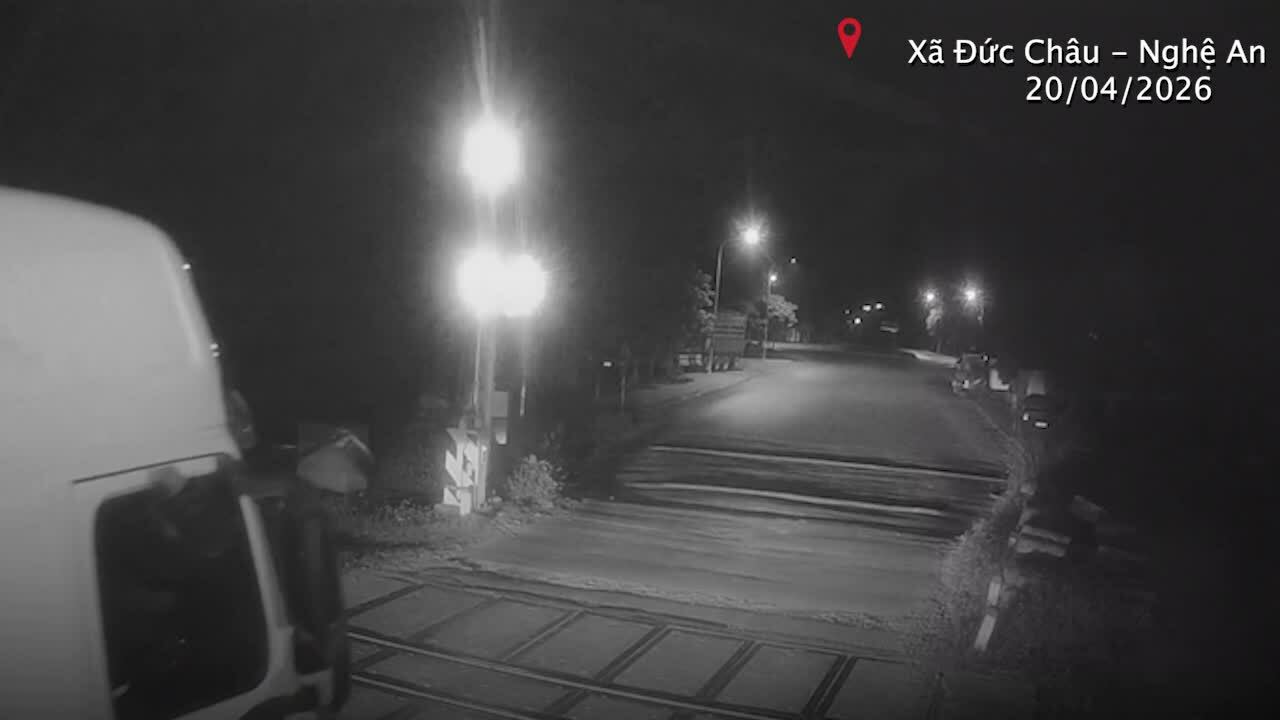 Tài xế xe tải cố tình vượt đường sắt khi có tín hiệu đèn đỏ