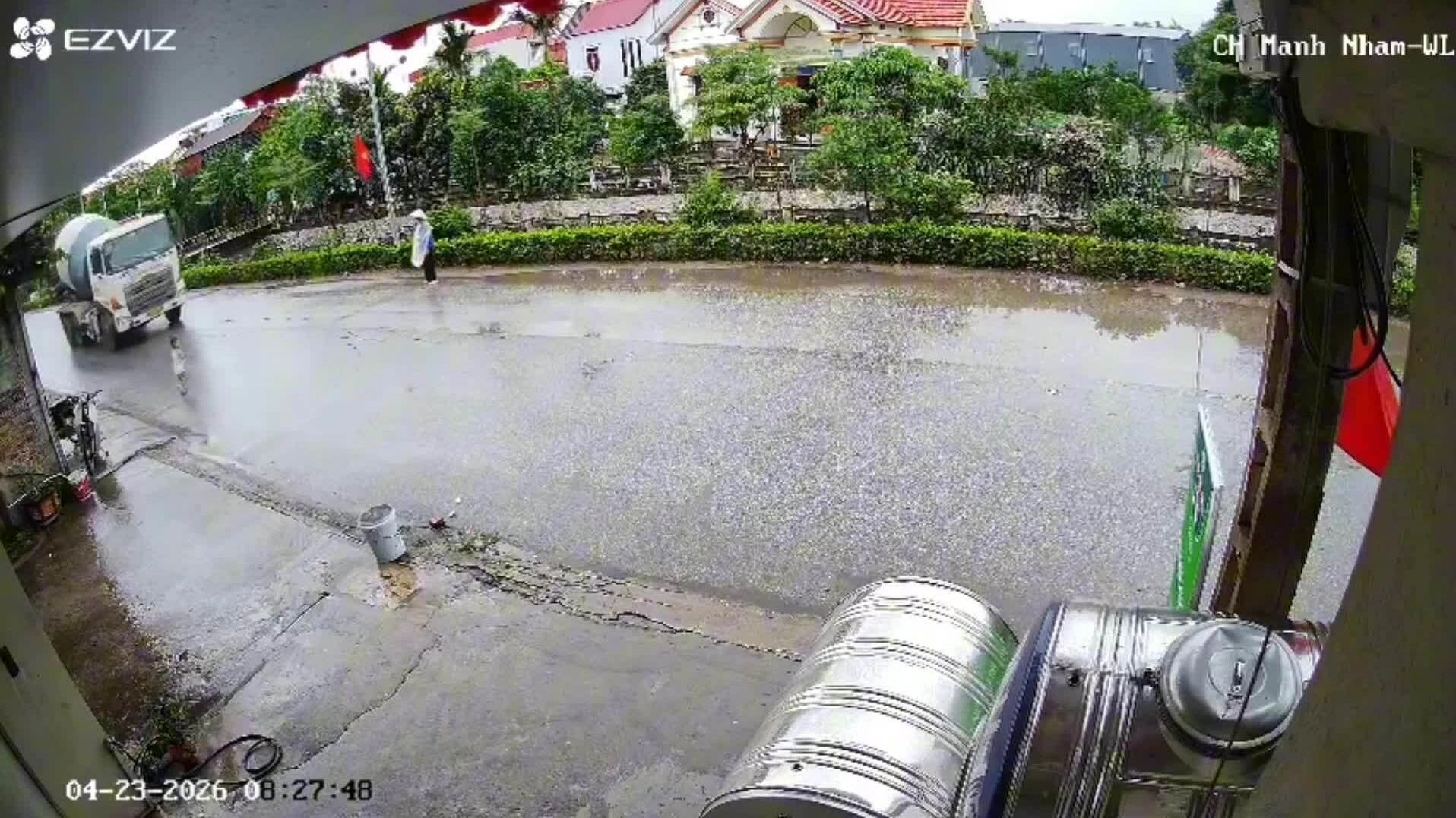 Trẻ nhỏ va chạm với xe bồn ở Bắc Ninh