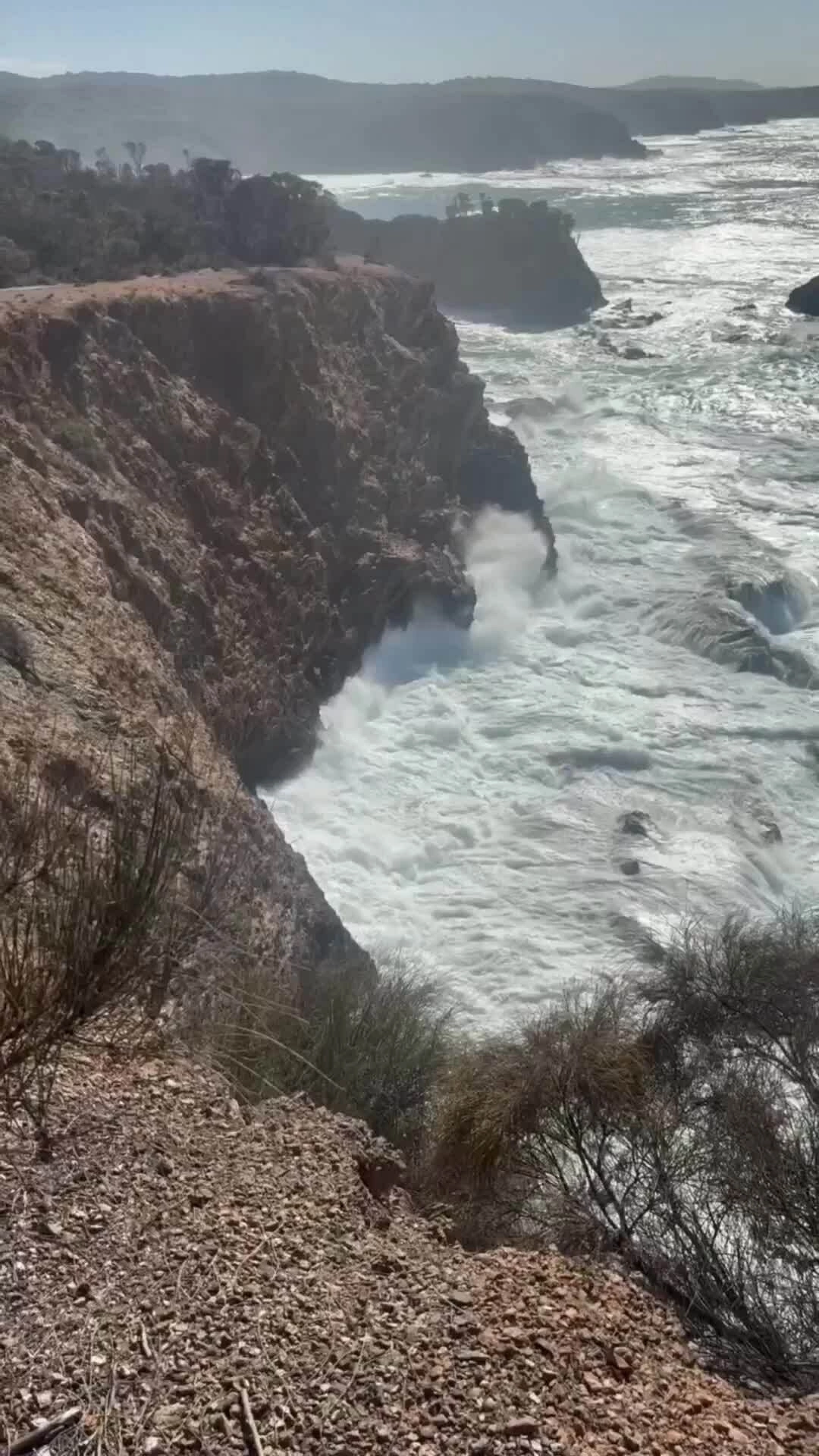 Giải cứu gia đình 7 người mắc kẹt trên vách đá Australia