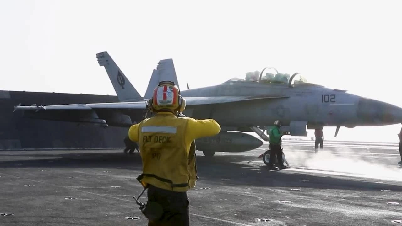 Máy báy rời tàu sân bay USS Abraham Lincoln