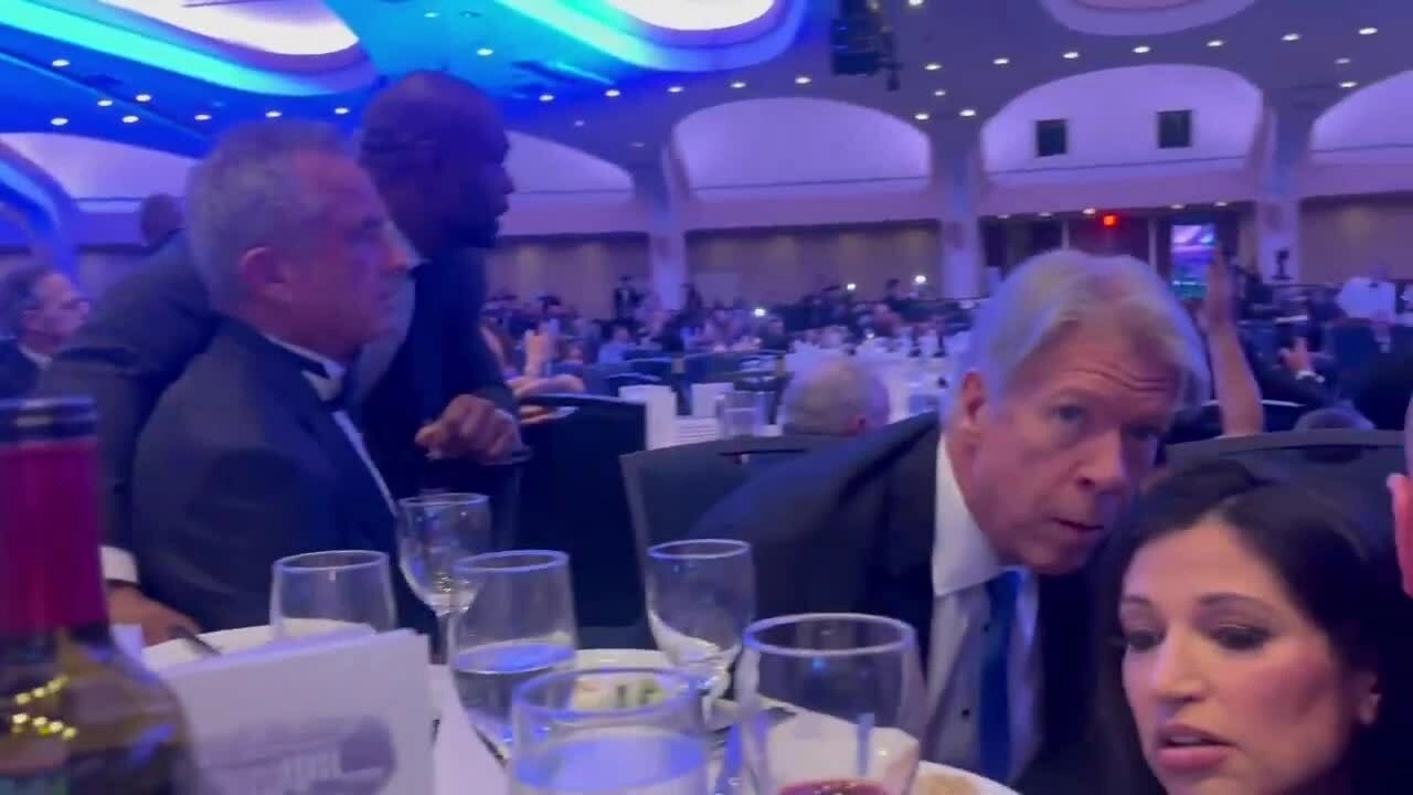 Cảnh hỗn loạn trong bữa tiệc mà ông Trump tham dự