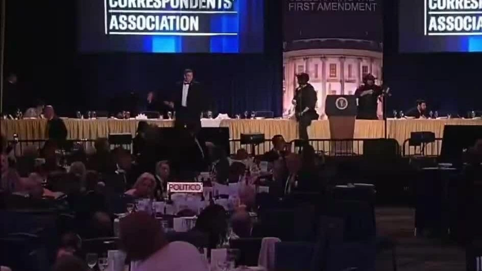 Khoảnh khắc ông Trump được sơ tán