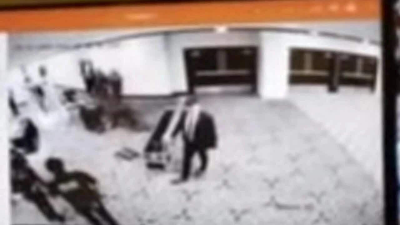 Khoảnh khắc tay súng cố xông vào bữa tiệc có ông Trump