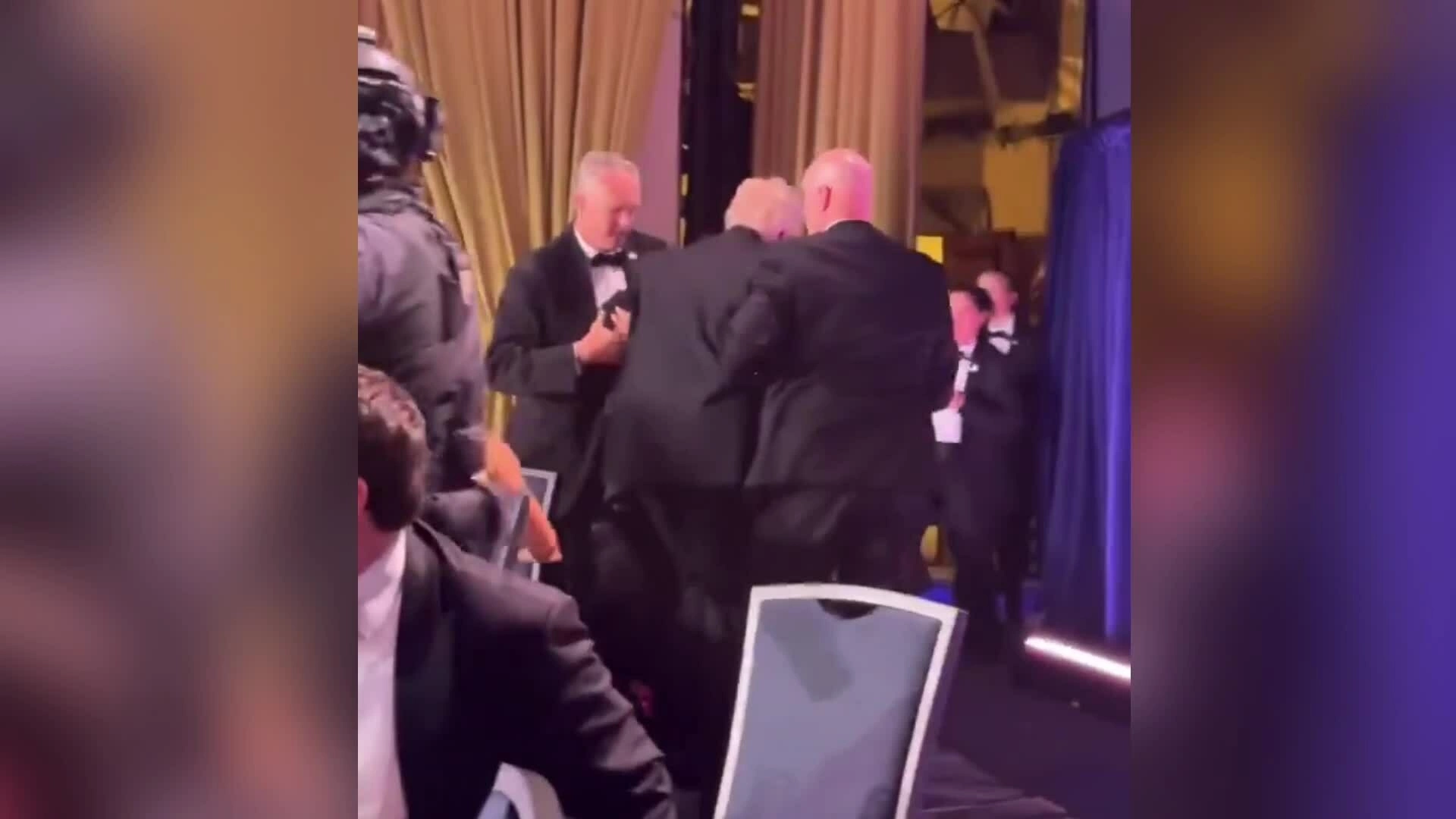 Khoảnh khắc sơ tán Tổng thống Trump vì nổ súng