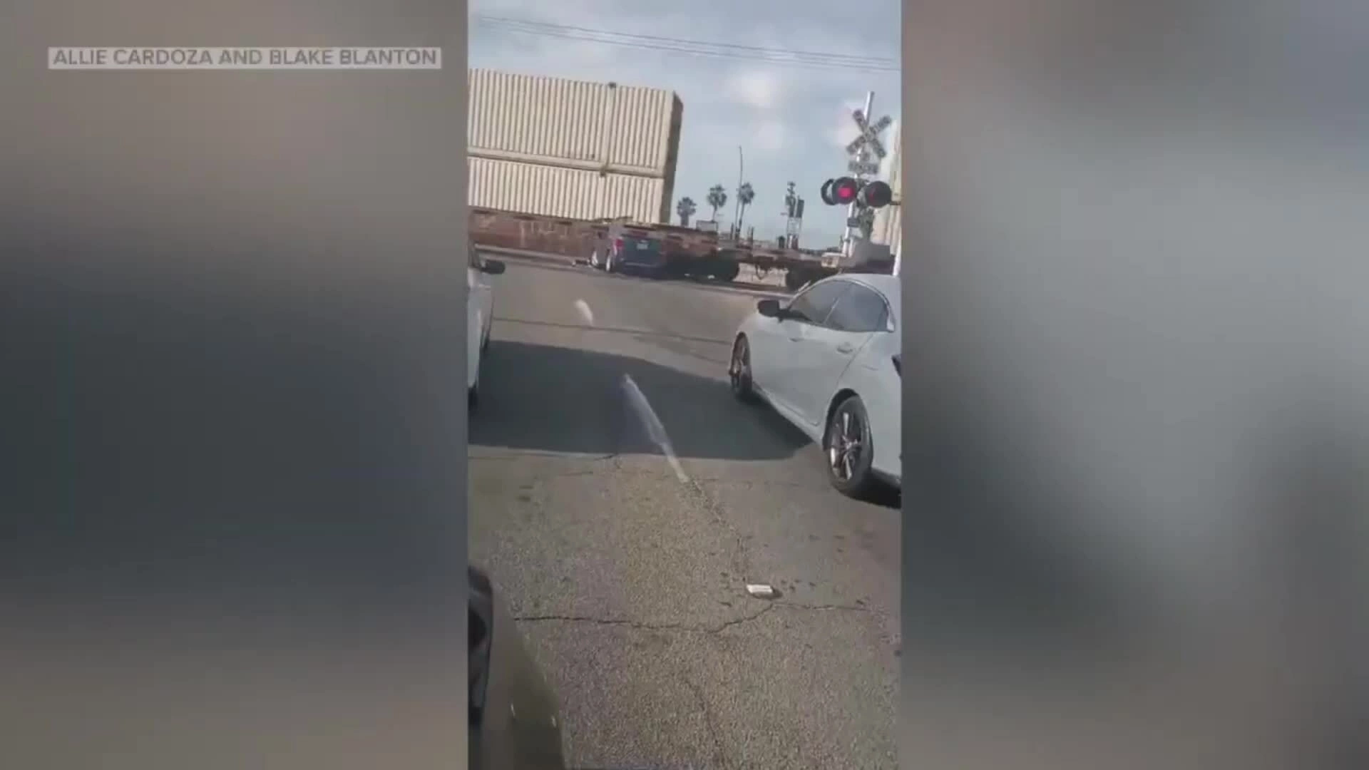 Khoảnh khắc tàu hỏa tông nát mũi ôtô vượt rào chắn an toàn ở Mỹ