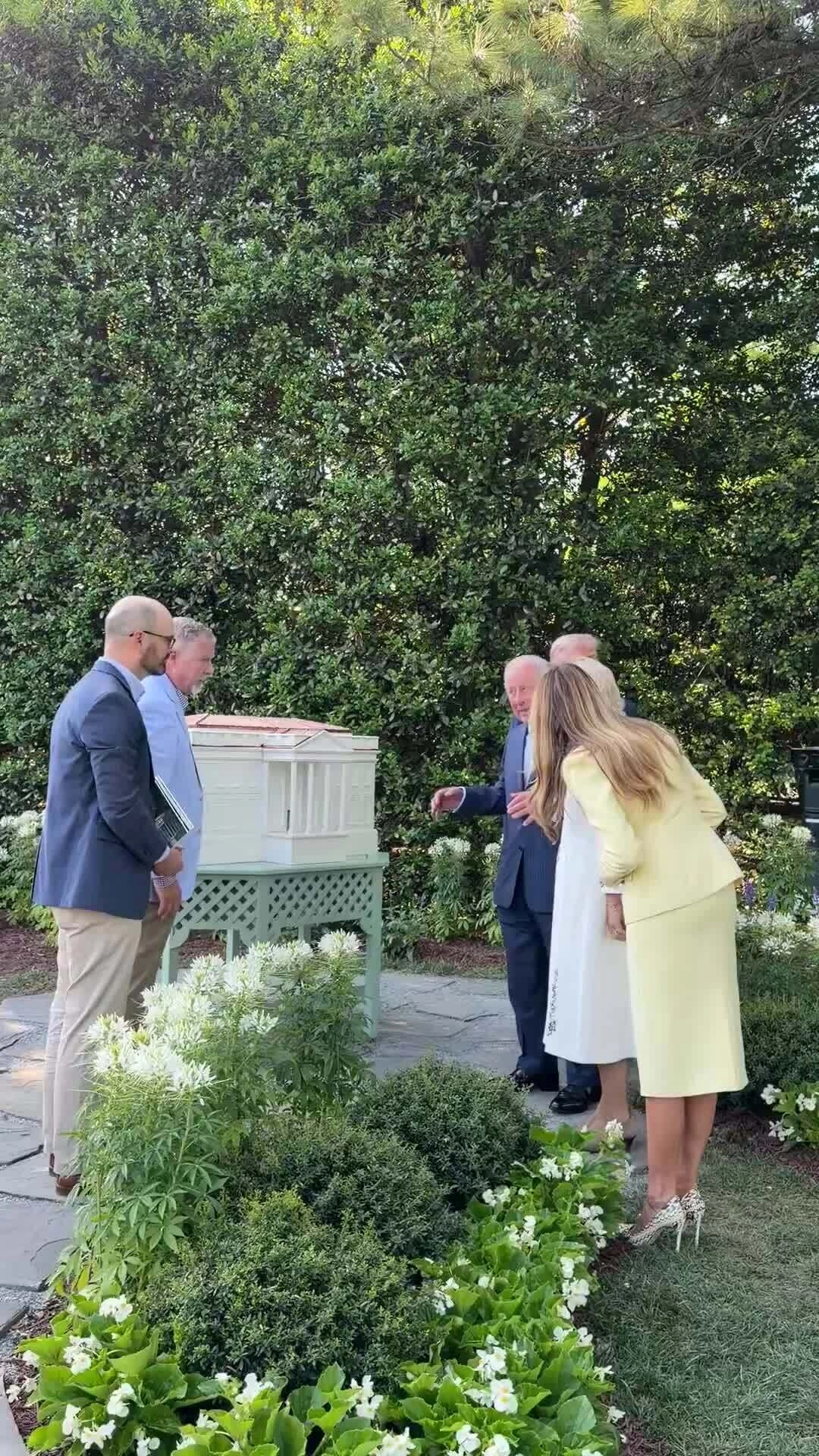 Ông Trump đưa Vua Charles III đi xem tổ ong trong vườn Nhà Trắng