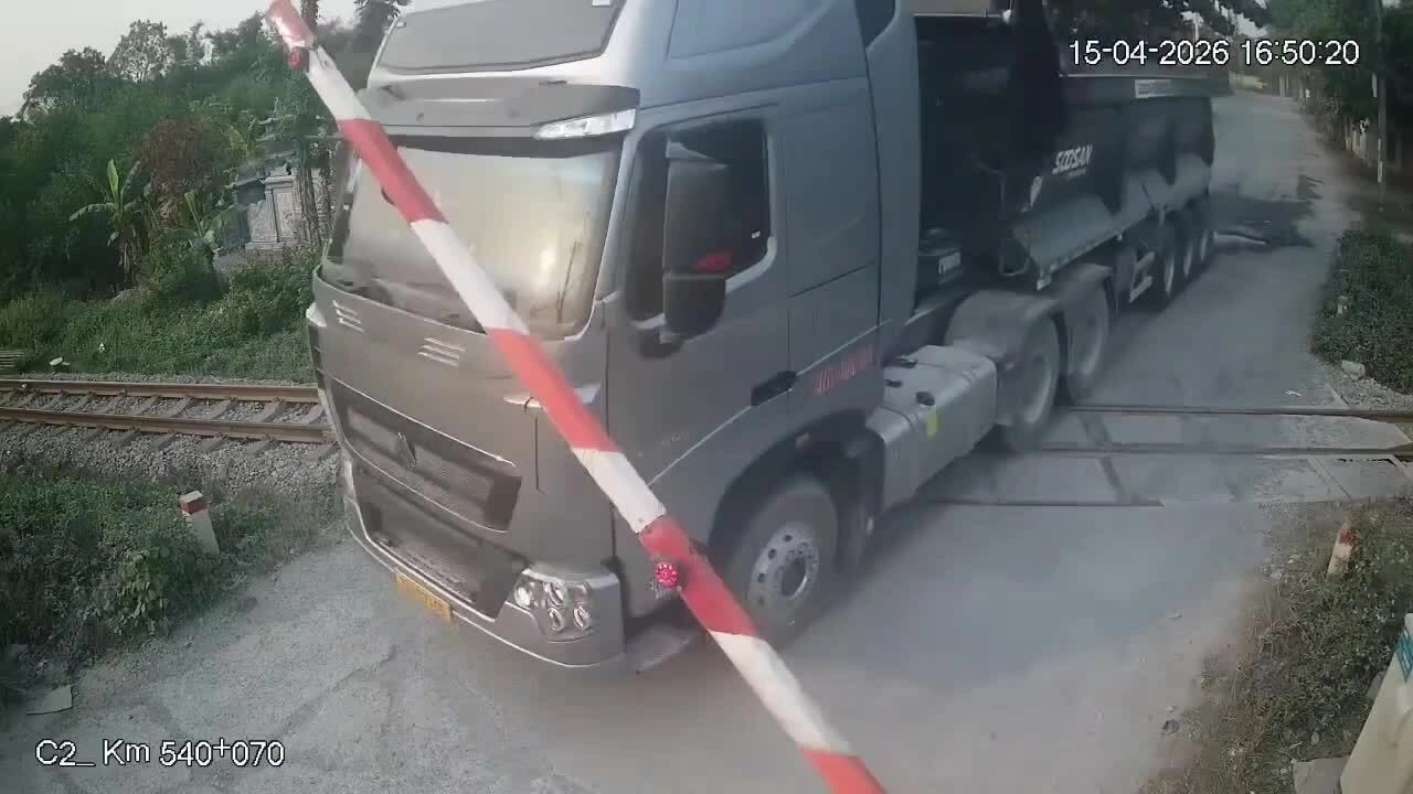 Tài xế bị phạt khi cố tình vượt đường sắt khi tàu sắp đến