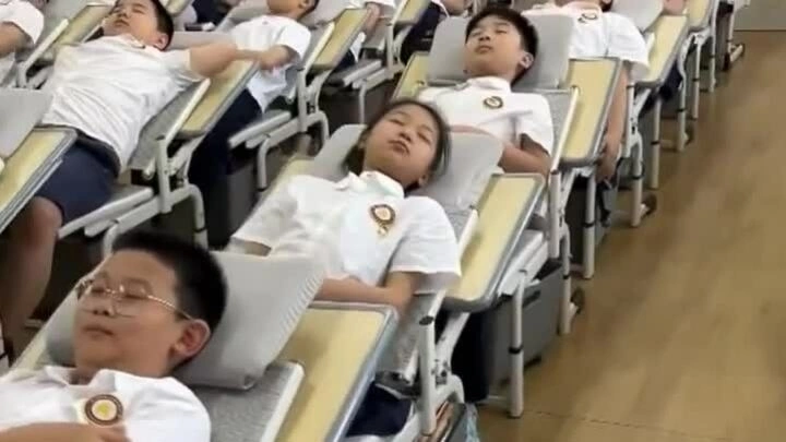 'Giường ngủ' 2 trong 1 của học sinh tiểu học