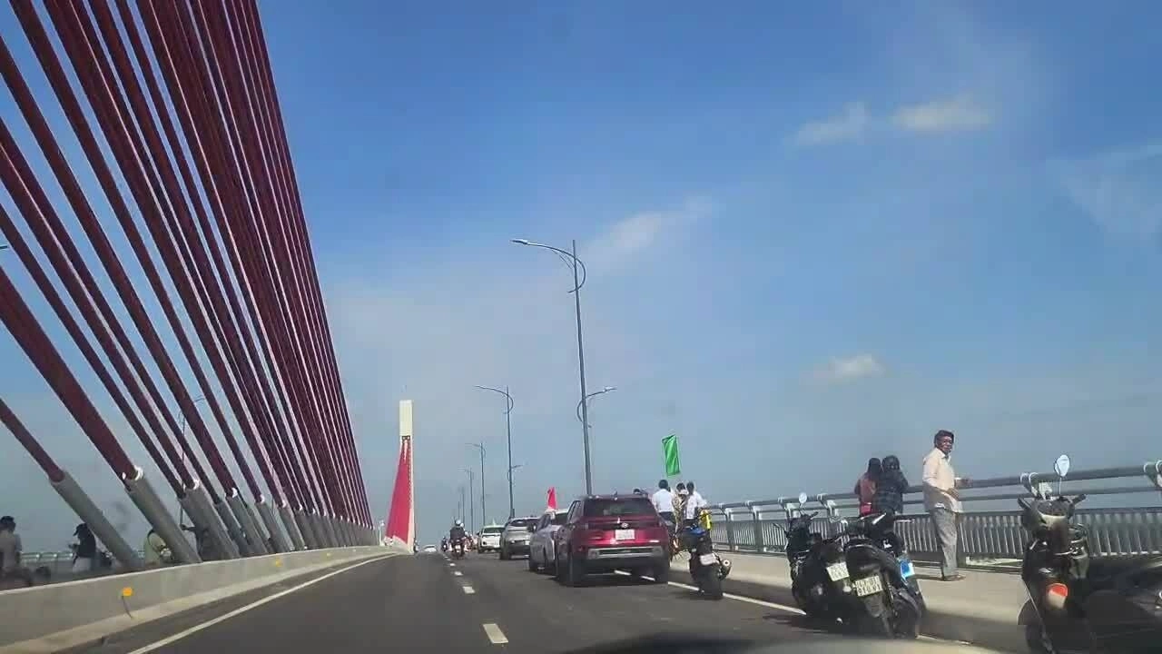 Ôtô, xe máy đỗ chật kín trên cầu vượt cửa biển dài nhất miềnTrung