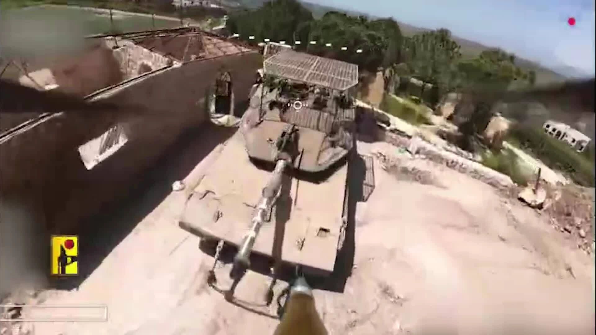 Xe tăng tối tân Israel bốc cháy sau đòn tập kích của drone Hezbollah