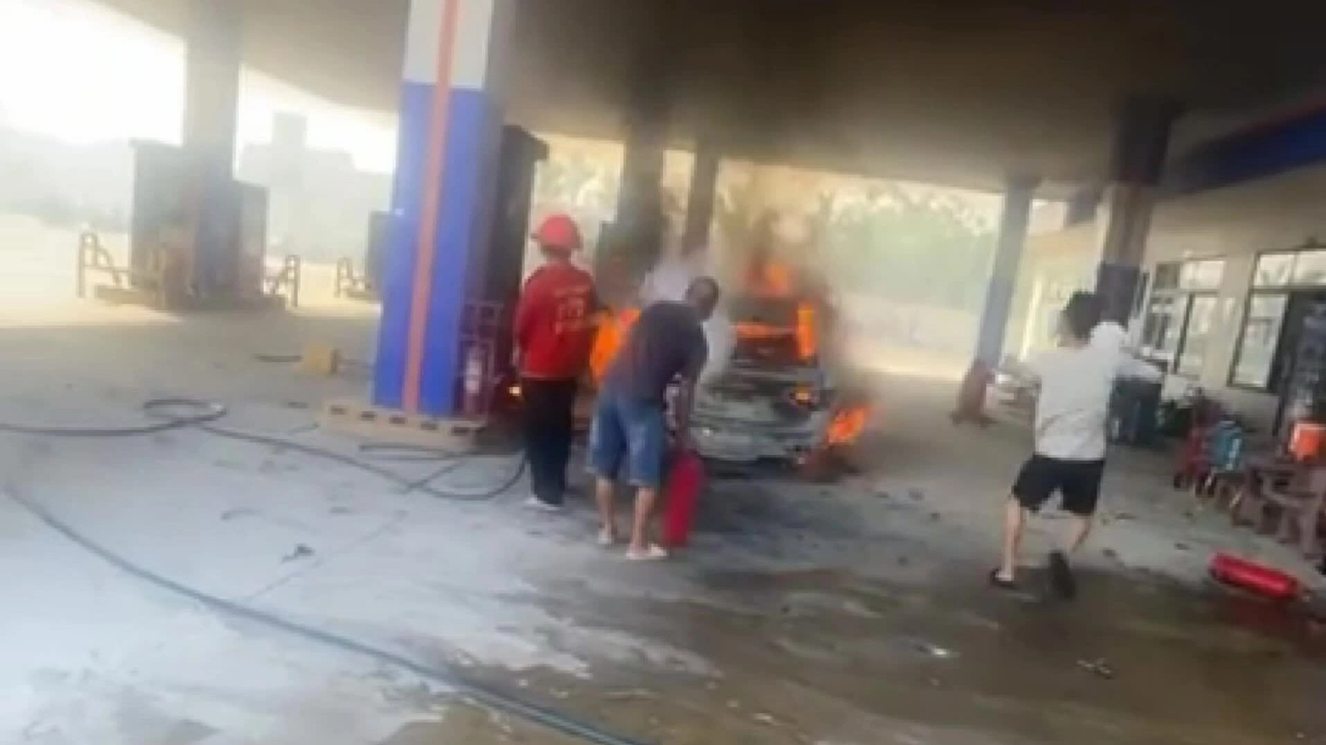 Ôtô phát nổ tại cây xăng khiến 2 người chết chở hàng chục khối pin