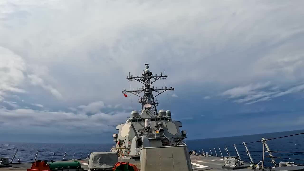 USS Higgins phóng tên lửa