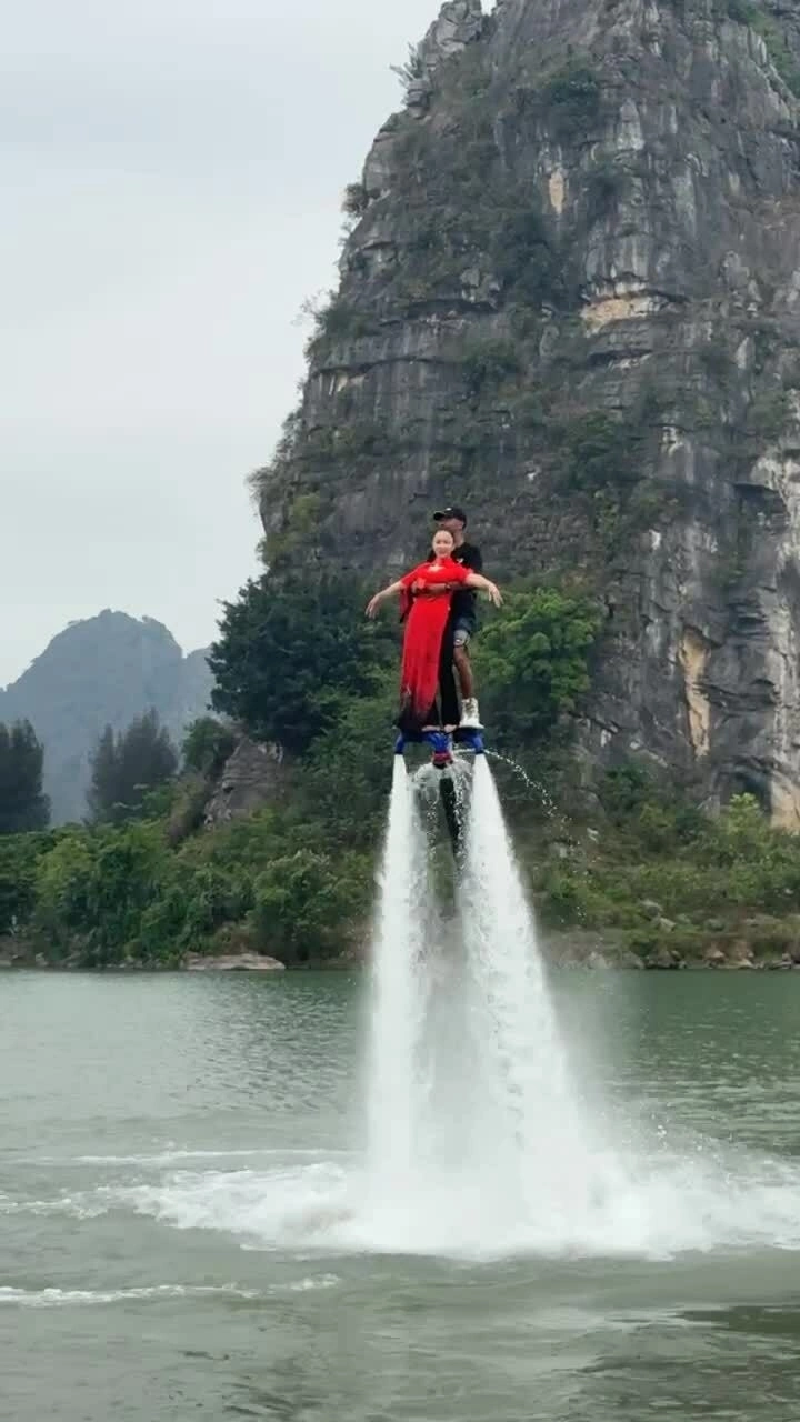 Hai người gặp nạn khi biểu diễn flyboard ở Ninh Bình