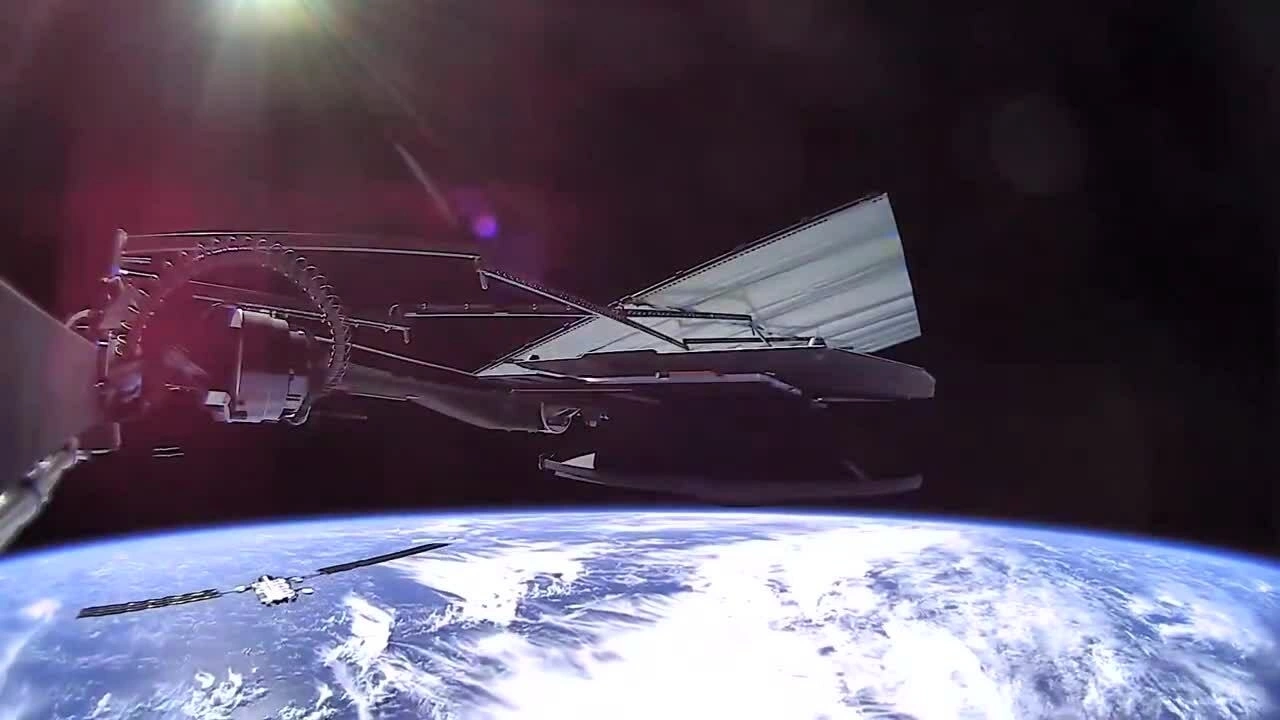 Thước phim vệ tinh Starlink nối đuôi bay vòng quanh Trái Đất