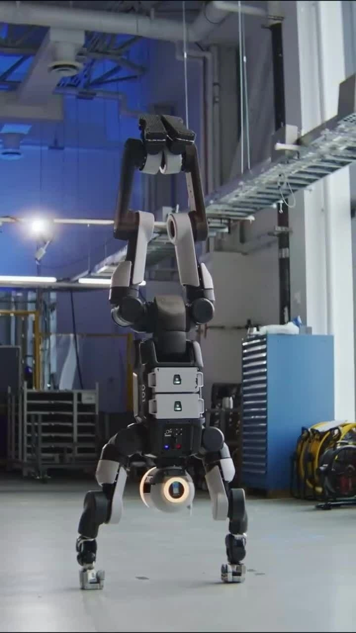 Robot hình người Hyundai 'trồng cây chuối'
