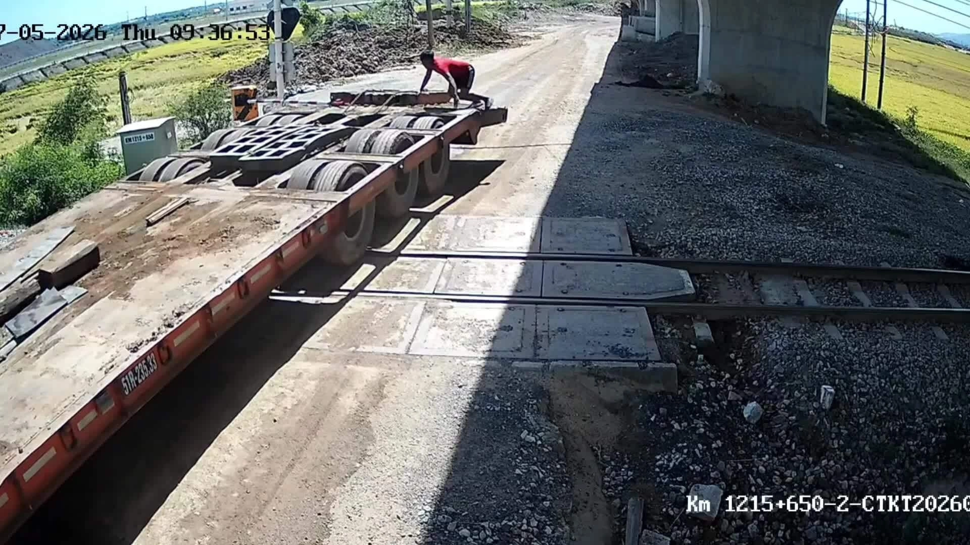 Xe đầu kéo kẹt giữa gác chắn đường sắt khi tàu sắp đến