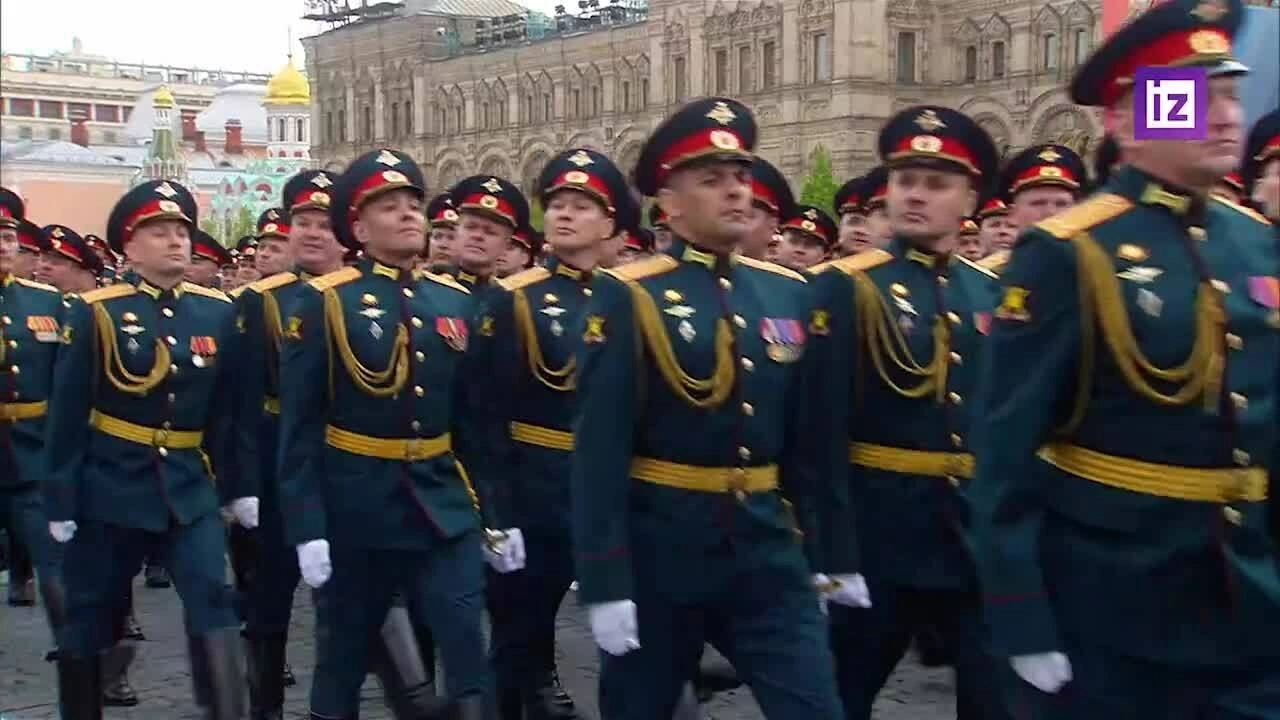 Các khối quân nhân diễu qua lễ đài