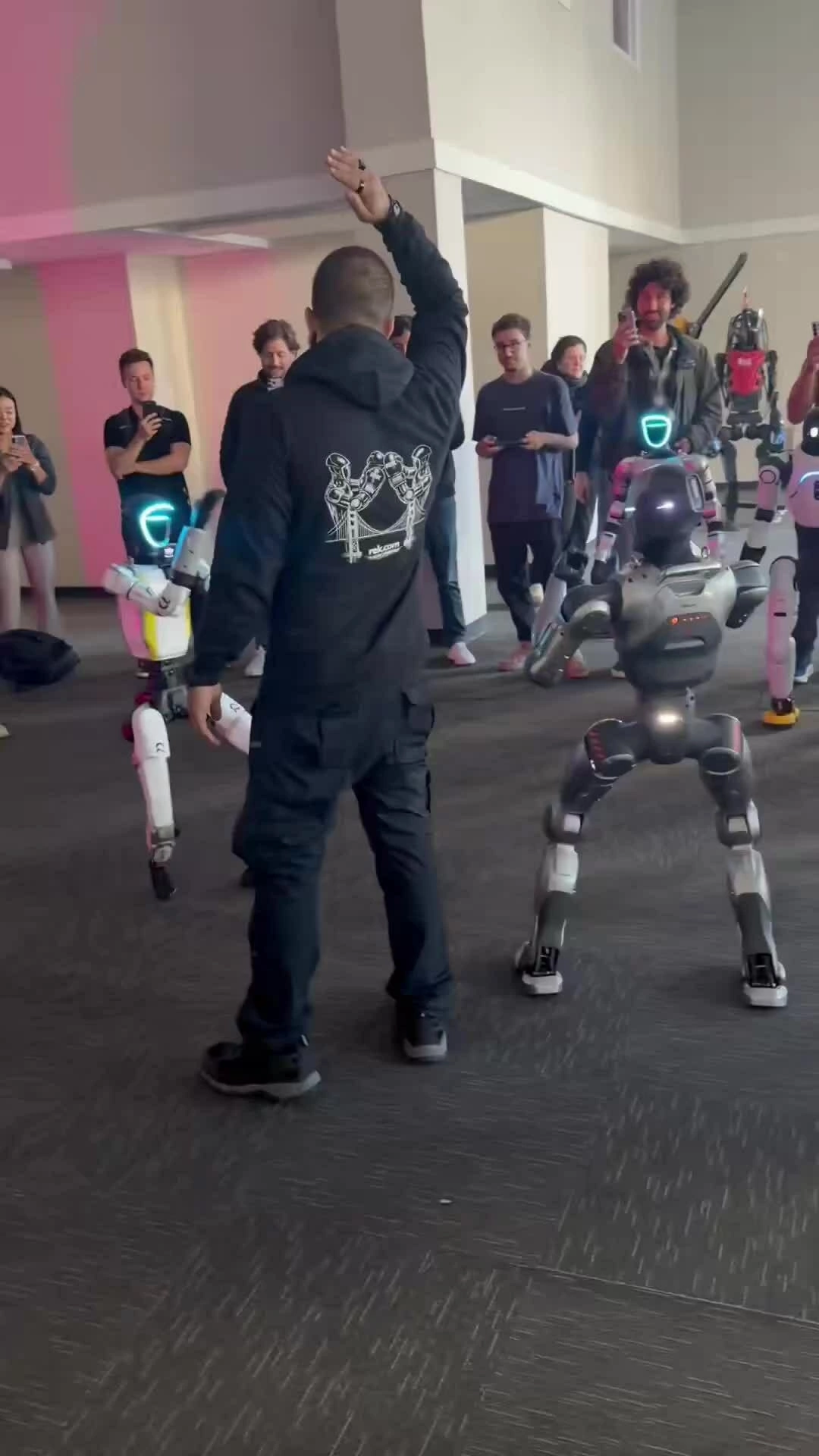 Hai robot hình người Trung Quốc đấu võ ở Mỹ